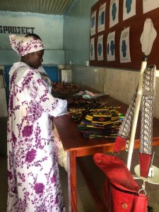 Imágenes de la selección de telas, corte y confección de los cocodrilos en Gambia durante mi visita a Lamin