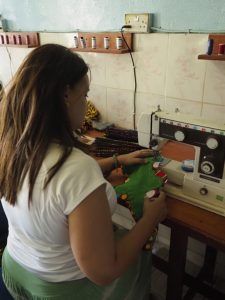 Imágenes de la selección de telas, corte y confección de los cocodrilos en Gambia durante mi visita a Lamin